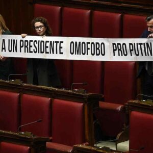 Camera, striscione contro Fontana alla quarta votazione: "No a presidente omofobo e pro Putin"
