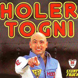 Holer Togni è morto a 76 anni: il leggendario stuntman che ha importato gli show su 4 ruote