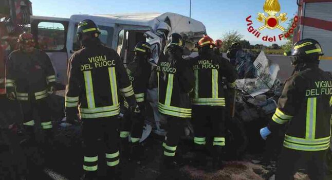 Strage sulla A4: furgone finisce incastrato sotto un Tir a San Donà di Piave, 6 morti