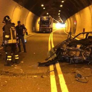 Incidente sulla Ss36 a Lecco: madre e figlia contromano in galleria, schianto frontale. Entrambe morte, ferito un 47enne