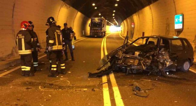 Incidente sulla Ss36 a Lecco: madre e figlia contromano in galleria, schianto frontale. Entrambe morte, ferito un 47enne