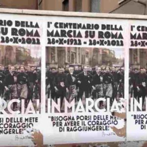 Marcia su Roma, manifesti celebrativi sul Lungotevere per il centenario. Il sindaco Gualtieri fa rimuovere