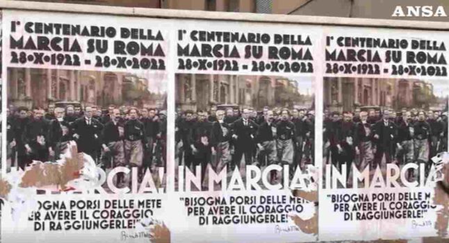 Marcia su Roma, manifesti celebrativi sul Lungotevere per il centenario. Il sindaco Gualtieri fa rimuovere