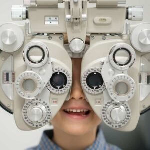 Miopia, metà mondo indosserà gli occhiali entro il 2050: il contrappasso dell'istruzione. Aria aperta l'antidoto