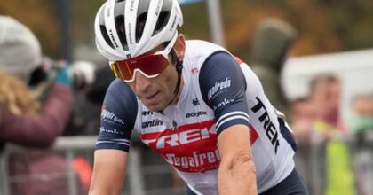 Ciclismo, lo spagnolo Garcia Cortina trionfa in volata al Giro del Piemonte, prova generale del Lombardia. Addio alle corse di Vincenzo Nibali