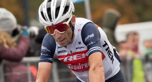 Ciclismo, lo spagnolo Garcia Cortina trionfa in volata al Giro del Piemonte, prova generale del Lombardia. Addio alle corse di Vincenzo Nibali