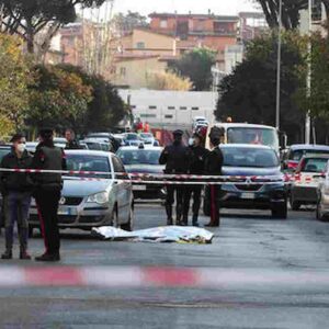 Omicidio a Roma: ragazzo di 25 anni trovato morto in strada con coltellate alla schiena