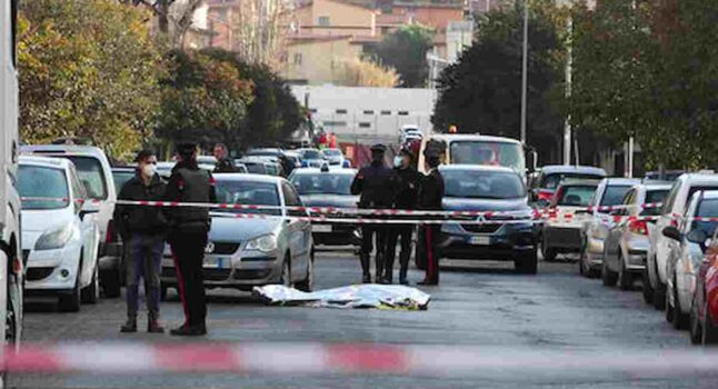 Omicidio a Roma: ragazzo di 25 anni trovato morto in strada con coltellate alla schiena