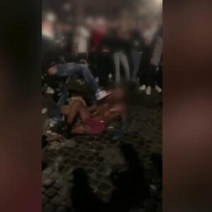 Nuovo video della follia a Roma, ragazzini prendono a calci in faccia un senzatetto