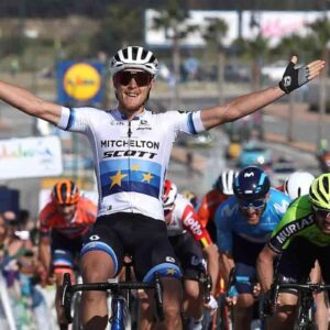 Ciclismo, Giro del Veneto, Matteo Trentin vince con uno sprint esplosivo sul traguardo di Vicenza, gara perfetta