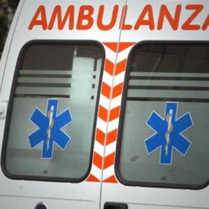 Manzano (Udine), perde il controllo della moto e finisce contro un palo: morto 48enne