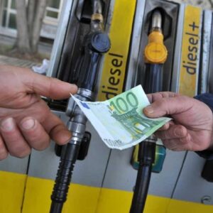 Benzina e diesel, da domani scattano gli aumenti: +12,2 centesimi al litro. Gpl +10