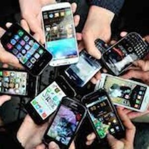 Gli zombie dello smartphone si chiamano smombie, parola della Treccani: i cellularedipendenti dilagano ovunque