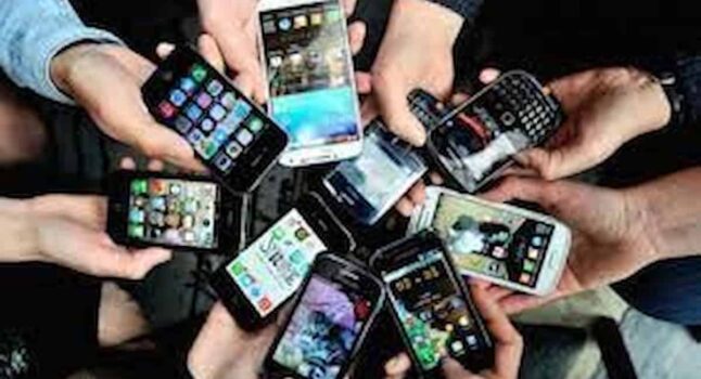 Gli zombie dello smartphone si chiamano smombie, parola della Treccani: i cellularedipendenti dilagano ovunque