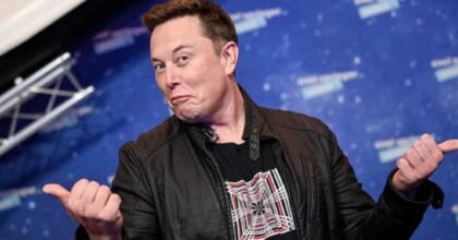 Twitter, centinaia di dipendenti si licenziano in polemica con Elon Musk. Uffici chiusi e badge sospesi fino a lunedì