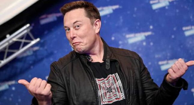 Twitter, centinaia di dipendenti si licenziano in polemica con Elon Musk. Uffici chiusi e badge sospesi fino a lunedì