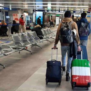 Il rapporto Migrantes, sempre più giovani italiani all'estero: perso lo 0,5% di residenti in un anno
