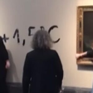 Museo del Prado di Madrid, attivisti incollano le mani su un dipinto di Goya
