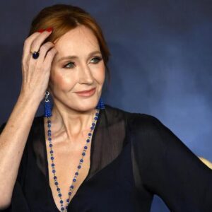 JK Rowling non accetta Giovanna d'Arco transgender del Shakespeare's Globe: Era donna, si fece maschio per forza