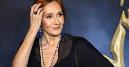 JK Rowling non accetta Giovanna d'Arco transgender del Shakespeare's Globe: Era donna, si fece maschio per forza