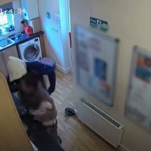Entrano in casa e minacciano una madre e il suo bambino: due rapinatori ricercati a Londra VIDEO