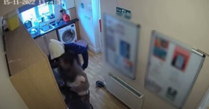 Entrano in casa e minacciano una madre e il suo bambino: due rapinatori ricercati a Londra VIDEO