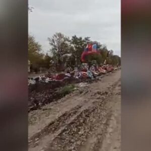 Ucraina, chilometri di bare e tombe lungo una strada nel Lugansk VIDEO