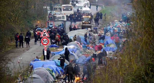 Migranti, Francia double face, per 60 milioni di sterline taglia i gommoni, distrugge i campi, linea dura per bloccare la fuga in Inghilterra