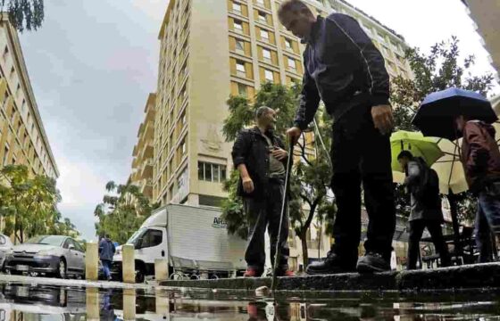 Bomba d'acqua a Napoli, strade allagate al centro e nella zona Nord FOTO