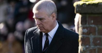 Epstein voleva ricattare la regina Elisabetta l'amico pedofilo del principe Andrew? cui re Carlo toglie la scorta: e lui vola in Bahrein