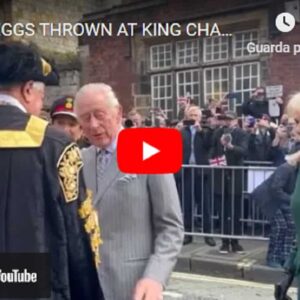 Inghilterra, uova contro Re Carlo e Camilla a York: arrestato un uomo VIDEO