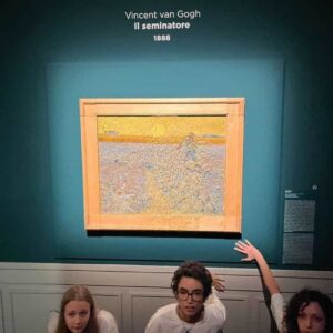 "Il seminatore" di Van Gogh imbrattato con zuppa di verdure: blitz degli "ambientalisti" anche a Roma