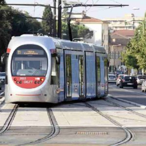 Firenze, tram finisce fuori da binari in zona Unità: nessun ferito