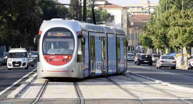 Firenze, tram finisce fuori da binari in zona Unità: nessun ferito