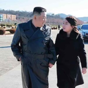 Kim Jong Un, dittatore della Corea del Nord, esibisce la figlia e giura di avere la forza nucleare più potente del mondo.