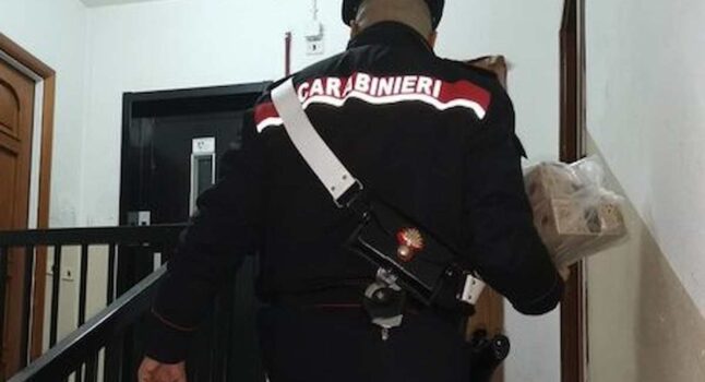 "Non mangio da 3 giorni, sono sola", i carabinieri le fanno la spesa e a Melito parte la gara di solidarietà