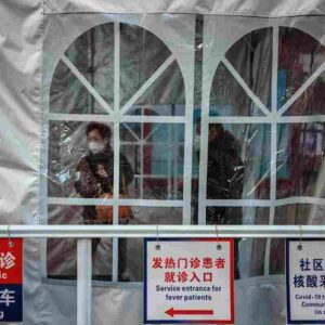 In Cina mezzo milione di contagi al giorno solo a Qingdao: ospedali al collasso e obitori pieni