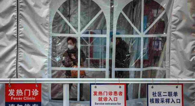 In Cina mezzo milione di contagi al giorno solo a Qingdao: ospedali al collasso e obitori pieni