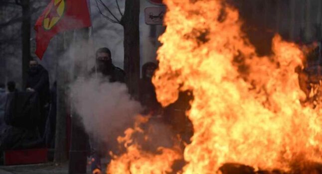 Ancora caos a Parigi, i curdi protestano dopo la strage: scontri tra manifestanti e polizia