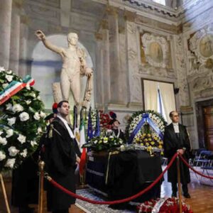 Funerali di Stato per Franco Frattini, “servitore delle istituzioni”, omaggio di Mattarella e Giorgia MeloniFunerali di Stato per Franco Frattini, “servitore delle istituzioni”, omaggio di Mattarella e Giorgia Meloni