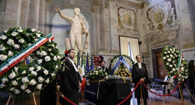 Funerali di Stato per Franco Frattini, “servitore delle istituzioni”, omaggio di Mattarella e Giorgia MeloniFunerali di Stato per Franco Frattini, “servitore delle istituzioni”, omaggio di Mattarella e Giorgia Meloni