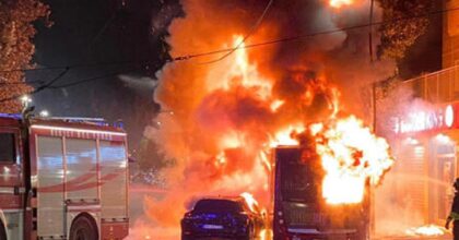 Roma, l'autobus Atac in servizio da 18 anni: alla fine ha preso fuoco anche lui