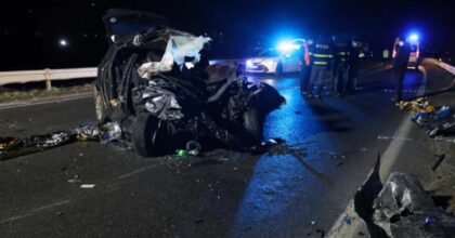 Frontale tra auto e motorino durante un sorpasso: morto un ragazzo di 17 anni