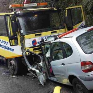 Schianto fra tre auto e un carro attrezzi sulla Porrettana a Marzabotto: morto un 85enne, 4 feriti