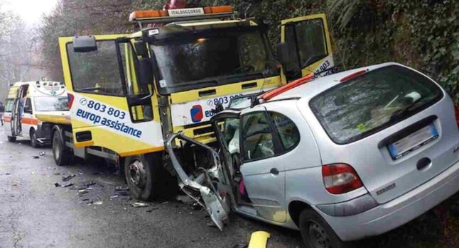 Schianto fra tre auto e un carro attrezzi sulla Porrettana a Marzabotto: morto un 85enne, 4 feriti