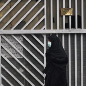 Ragazza di 14 anni si toglie il velo a scuola in Iran: arrestata e violentata. Poi la morte in ospedale