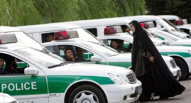 Seno e genitali, alle donne sparate lì! Odio e fobia, la polizia esegue nell&#039;Iran della teocrazia