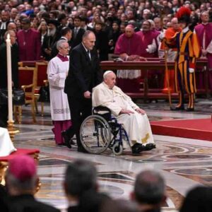 Messa di Natale, Papa Francesco denuncia uomini affamati di potere e denaro che consumano i fratelli nelle guerre