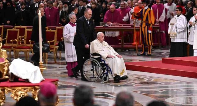 Messa di Natale, Papa Francesco denuncia uomini affamati di potere e denaro che consumano i fratelli nelle guerre