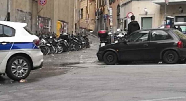 Si rompe grossa conduttura idrica: Piazza della Nunziata allagata a Genova